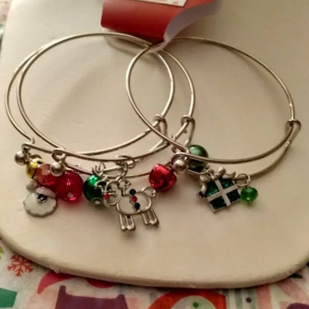 3pc SET KOHL'S Christmas Jingle Bell/Present/Reindeer/Santa Charm Bracelets**NEW - Picture 1 of 4